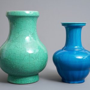 Twee Chinese monochrome groene en blauwe vazen, 18/19e eeuw — foto 1