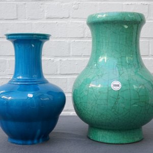 Twee Chinese monochrome groene en blauwe vazen, 18/19e eeuw — foto 13