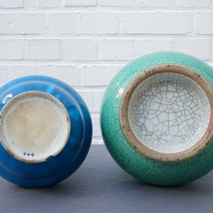 Twee Chinese monochrome groene en blauwe vazen, 18/19e eeuw — foto 16