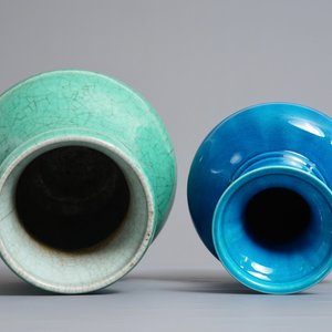 Twee Chinese monochrome groene en blauwe vazen, 18/19e eeuw — foto 6