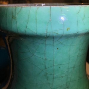 Twee Chinese monochrome groene en blauwe vazen, 18/19e eeuw — foto 8