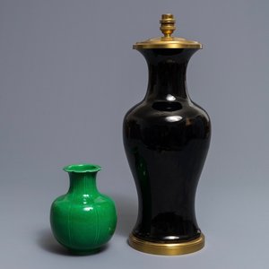 Twee Chinese monochrome groene en zwarte vazen, 18/19e eeuw — foto 1