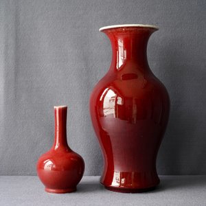 Twee Chinese monochrome langyao vazen met rood glazuur, 19e eeuw — foto 20