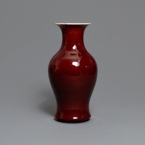 Twee Chinese monochrome langyao vazen met rood glazuur, 19e eeuw — foto 2
