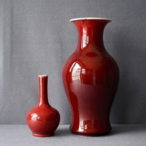Twee Chinese monochrome langyao vazen met rood glazuur, 19e eeuw — foto 21
