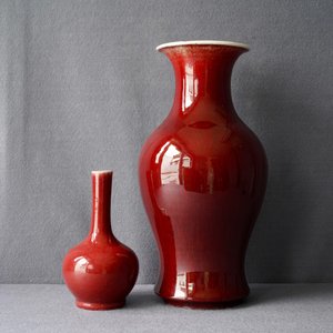 Twee Chinese monochrome langyao vazen met rood glazuur, 19e eeuw — foto 23