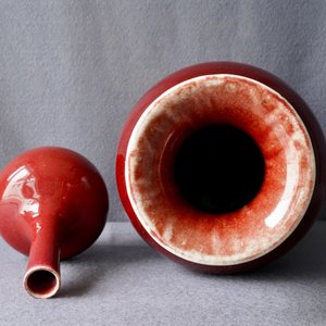 Twee Chinese monochrome langyao vazen met rood glazuur, 19e eeuw — foto 24