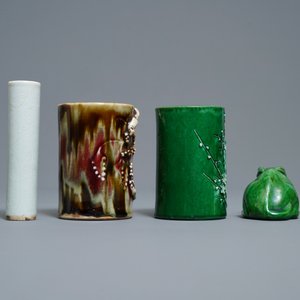 Twee Chinese monochrome penselenpotten, een wierookhouder en een konijn, 18/19e eeuw — foto 3