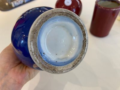 Twee Chinese monochrome poederblauwe en sang-de-boeuf-geglazuurde vazen en een penselenbeker, 18/19e eeuw — foto 4