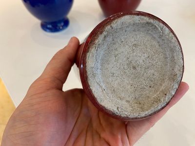 Twee Chinese monochrome poederblauwe en sang-de-boeuf-geglazuurde vazen en een penselenbeker, 18/19e eeuw — foto 6