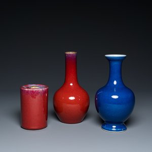 Twee Chinese monochrome poederblauwe en sang-de-boeuf-geglazuurde vazen en een penselenbeker, 18/19e eeuw — foto 1
