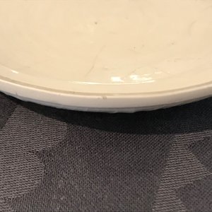 Twee Chinese monochrome vazen en een Dehua blanc de Chine dekseldoosje, 18/19e eeuw — foto 18