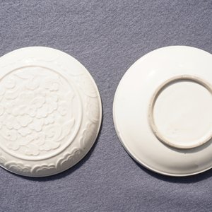Twee Chinese monochrome vazen en een Dehua blanc de Chine dekseldoosje, 18/19e eeuw — foto 23