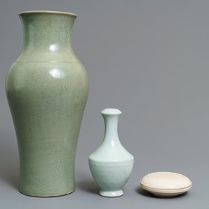 Twee Chinese monochrome vazen en een Dehua blanc de Chine dekseldoosje, 18/19e eeuw — foto 5