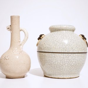 Twee Chinese monochrome vazen met craquelé glazuur, 19e eeuw — foto 4