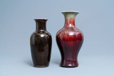 Twee Chinese monochrome vazen met flambé glazuur, 19e eeuw