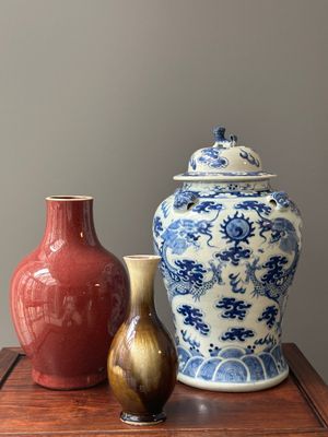 Twee Chinese monochroom geglazuurde vazen en een blauw-witte vaas, 19e eeuw — foto 1