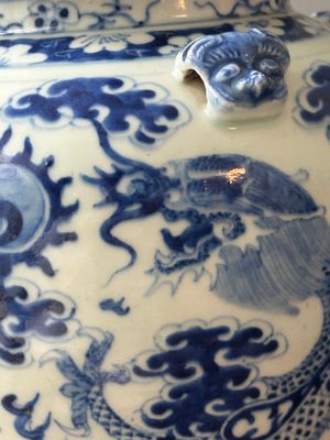 Twee Chinese monochroom geglazuurde vazen en een blauw-witte vaas, 19e eeuw — foto 20