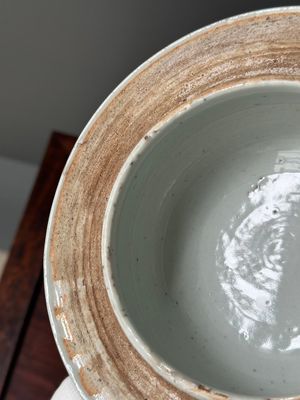 Twee Chinese monochroom geglazuurde vazen en een blauw-witte vaas, 19e eeuw — foto 26