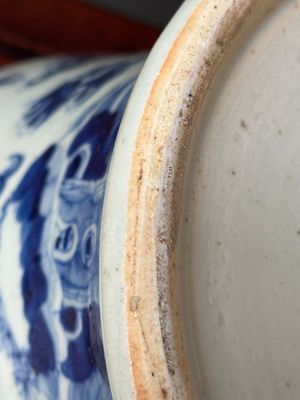 Twee Chinese monochroom geglazuurde vazen en een blauw-witte vaas, 19e eeuw — foto 28