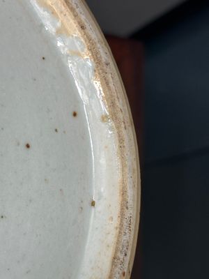 Twee Chinese monochroom geglazuurde vazen en een blauw-witte vaas, 19e eeuw — foto 29
