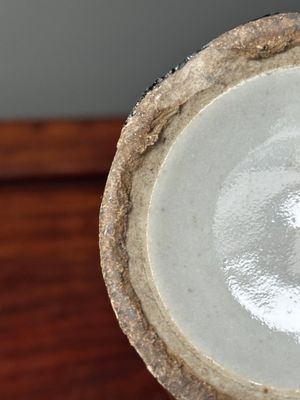 Twee Chinese monochroom geglazuurde vazen en een blauw-witte vaas, 19e eeuw — foto 8
