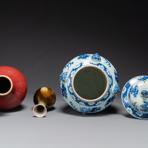Twee Chinese monochroom geglazuurde vazen en een blauw-witte vaas, 19e eeuw — foto 3