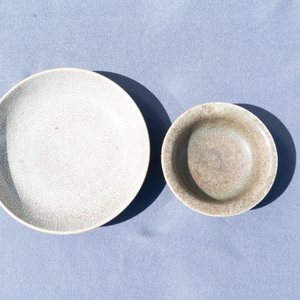Twee Chinese Nanking craquelé vazen, een ge-type kom en een schotel, 18/19e eeuw — foto 27