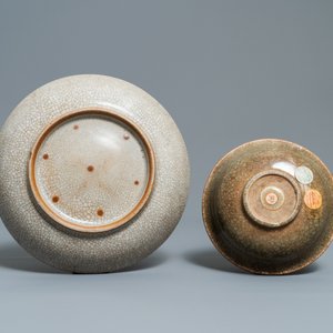 Twee Chinese Nanking craquelé vazen, een ge-type kom en een schotel, 18/19e eeuw — foto 3