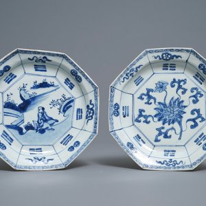 Twee Chinese octagonale blauw-witte borden met trigrammen, Tianqi — foto 1