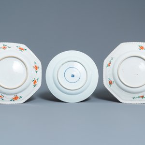 Twee Chinese octagonale famille verte schotels en een bord met een gedicht, Kangxi — foto 3