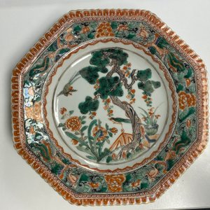 Twee Chinese octagonale famille verte schotels en een bord met een gedicht, Kangxi — foto 8