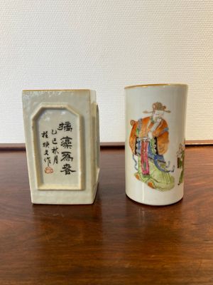 Twee Chinese penselenbekers in qianjiang cai en famille rose porselein, 19/20e eeuw — foto 1