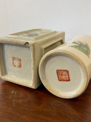 Twee Chinese penselenbekers in qianjiang cai en famille rose porselein, 19/20e eeuw — foto 5