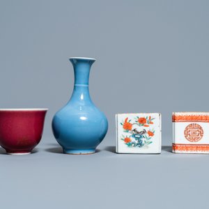 Twee Chinese penselenwassers, een monochroom blauw vaasje en een sang-de-boeuf kom, 19/20e eeuw — foto 3