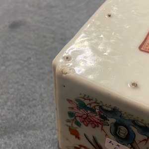 Twee Chinese penselenwassers, een monochroom blauw vaasje en een sang-de-boeuf kom, 19/20e eeuw — foto 8