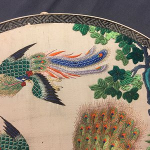 Twee Chinese pien mien waaiers in geborduurde zijde met kalligrafie, 18/19e eeuw — foto 12