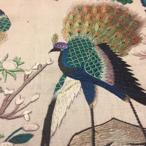 Twee Chinese pien mien waaiers in geborduurde zijde met kalligrafie, 18/19e eeuw — foto 15