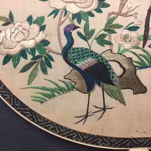 Twee Chinese pien mien waaiers in geborduurde zijde met kalligrafie, 18/19e eeuw — foto 9