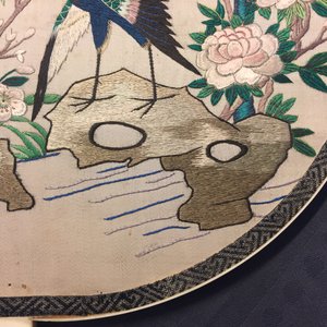 Twee Chinese pien mien waaiers in geborduurde zijde met kalligrafie, 18/19e eeuw — foto 10