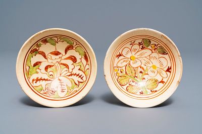 Twee Chinese polychrome Cizhou kommen met floraal decor, Jin/Yuan
