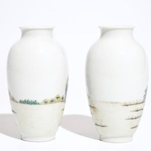 Twee Chinese polychrome vaasjes, Qianlong merk, 20e eeuw — foto 3