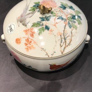 Twee Chinese qianjiang cai dekselkommen met decor van vogels, 19/20e eeuw — foto 16