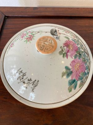 Twee Chinese qianjiang cai dekselkommen, Tongzhi merk, 19e eeuw — foto 6