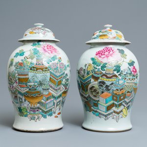 Twee Chinese qianjiang cai dekselvazen met antiquiteiten, 19e eeuw — foto 1