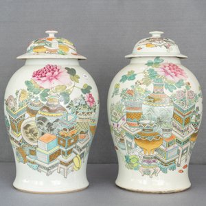 Twee Chinese qianjiang cai dekselvazen met antiquiteiten, 19e eeuw — foto 15