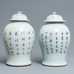 Twee Chinese qianjiang cai dekselvazen met antiquiteiten, 19e eeuw — foto 3