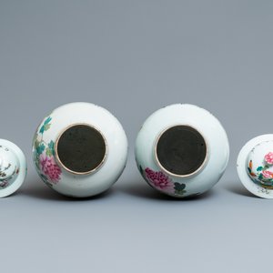 Twee Chinese qianjiang cai dekselvazen met antiquiteiten, 19e eeuw — foto 5