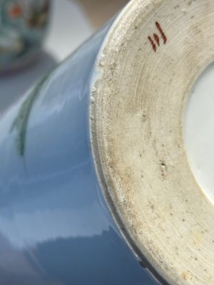 Twee Chinese qianjiang cai hoedensteunen, een blauw-witte jardiniere op onderschotel, een famille rose vaas en een dekselvaas, 19/20e eeuw — foto 14