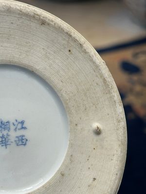 Twee Chinese qianjiang cai hoedensteunen, een blauw-witte jardiniere op onderschotel, een famille rose vaas en een dekselvaas, 19/20e eeuw — foto 15